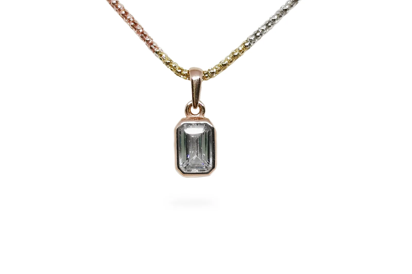 Golden pendant with Zirconia