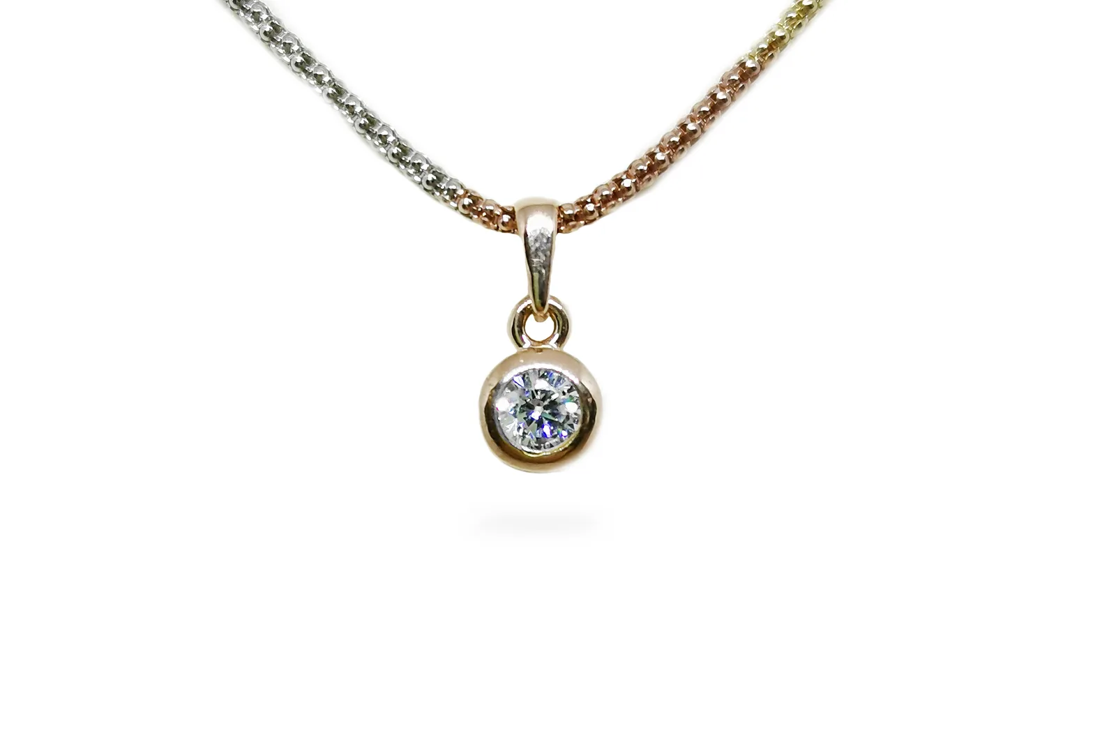 Golden pendant with Zirconia