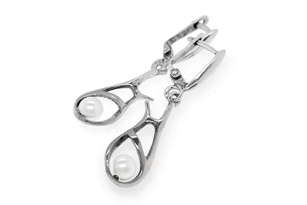 Earrings with synthetic pearl