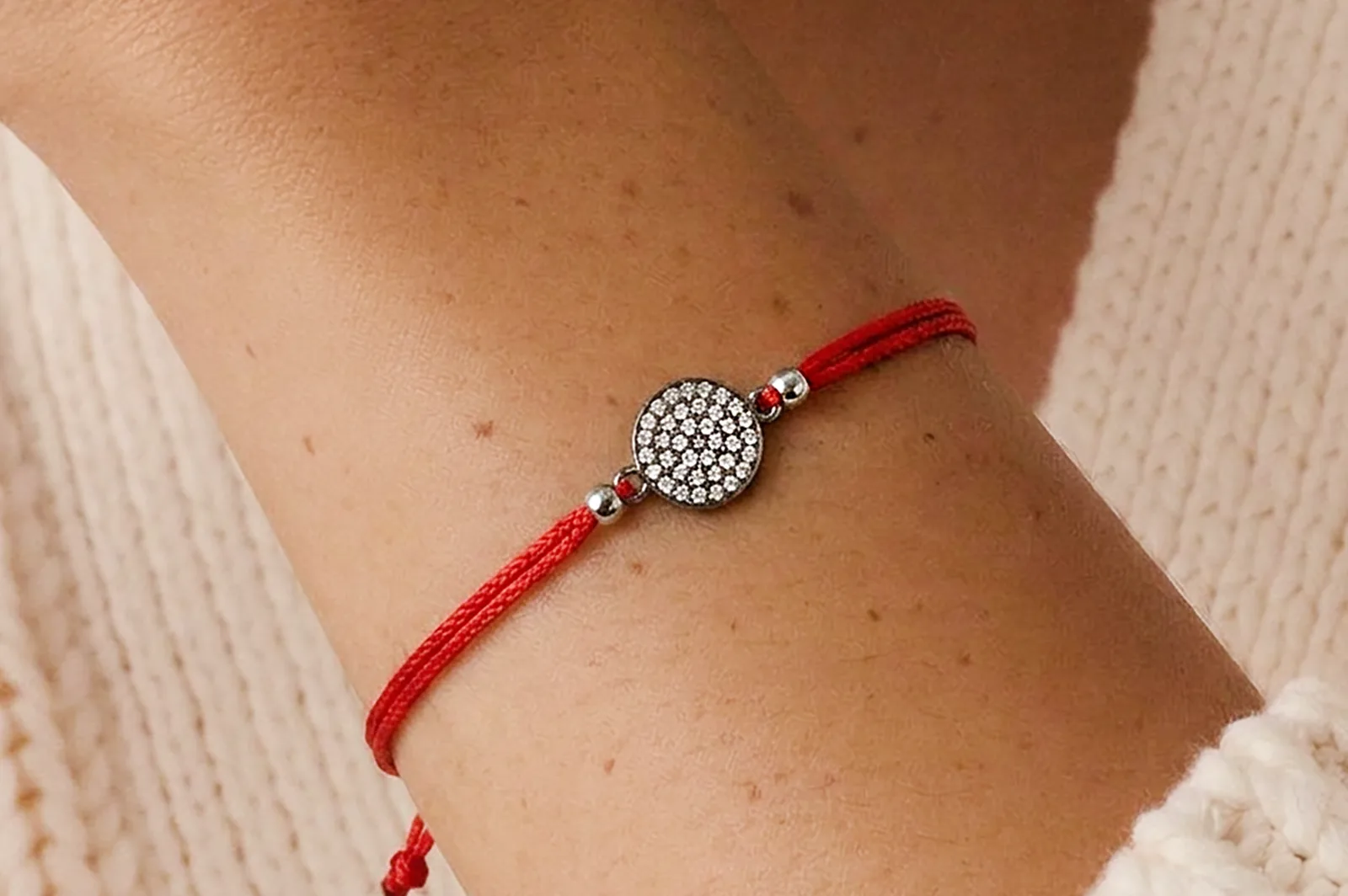Red thread bracelet with blackened silver details AP140945