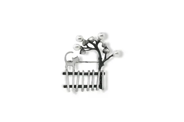 Silver brooch - Kitten on the fence