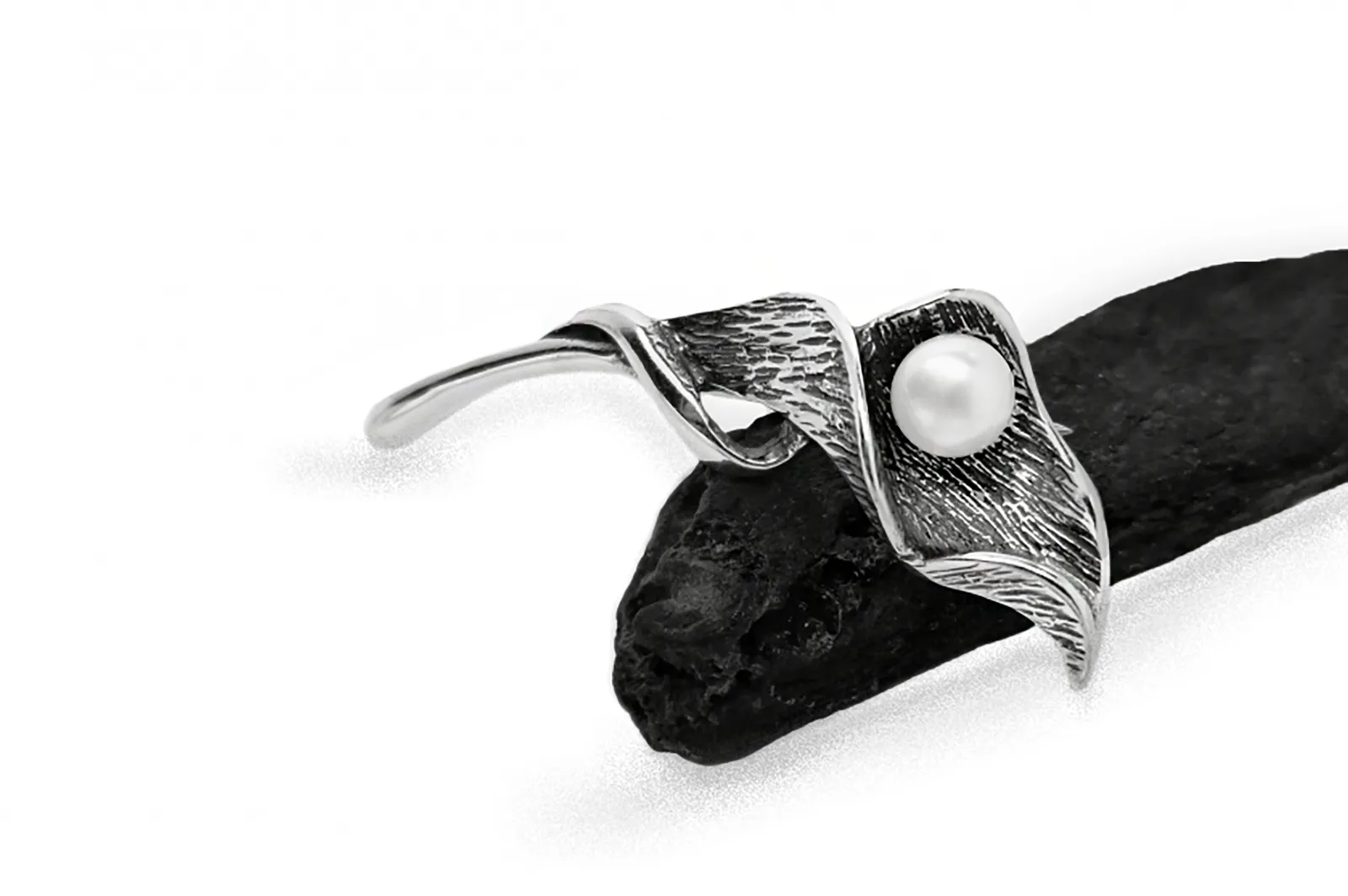 Silver brooch with pearl