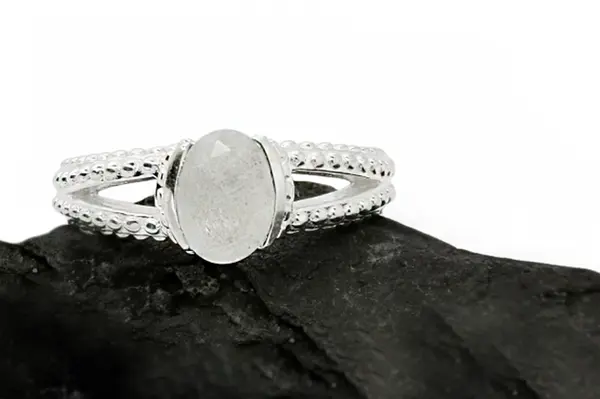 Silver ring with Moonstone