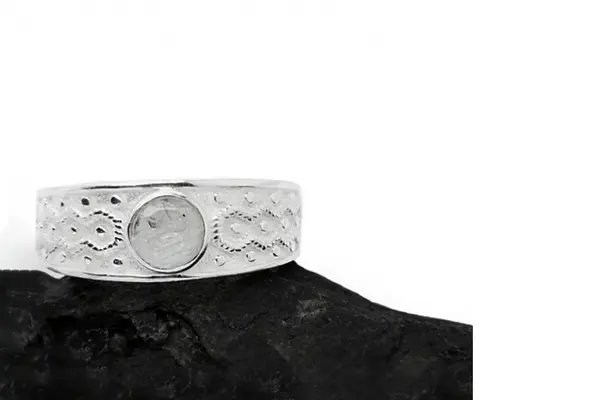 Silver ring with Moonstone