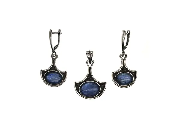 Exclusive set with kyanite