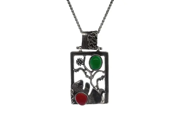 Exclusive pendant with coral and agate