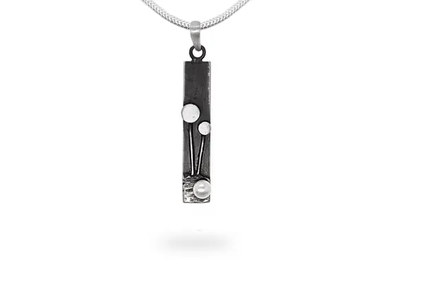 Exclusive pendant with cultured pearl
