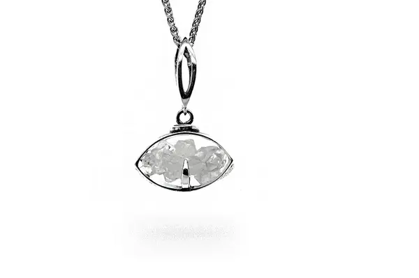 Exclusive pendant with quartz