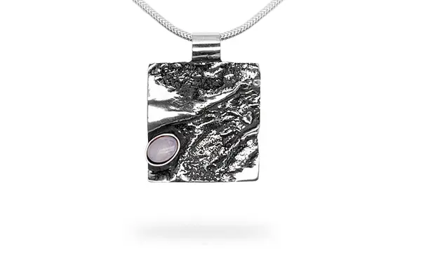 Exclusive pendant with opal