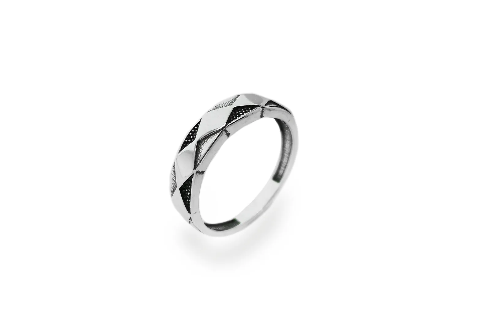 Rings Ž2013350200